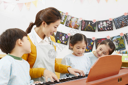 门厅新生代盯着看幼儿园孩子老师韩语幸福高清图片素材