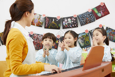 幼儿园老师教小朋友唱歌玩高清图片素材