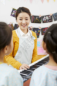 幼儿园老师教小朋友唱歌制服高清图片素材