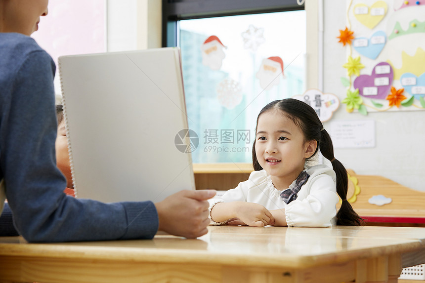 幼儿园的老师在带着学生们画画图片