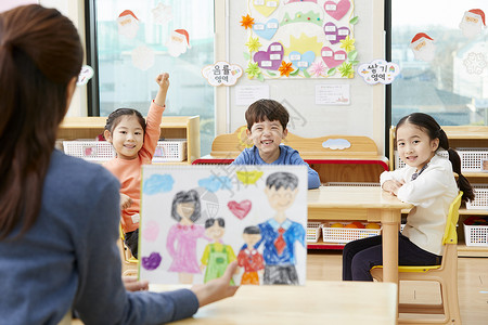 韩国学生素材幼儿园的老师在带着学生们画画背景