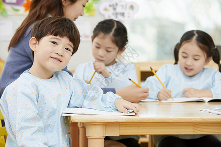 幼儿园老师教学美术课图片