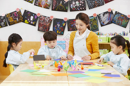 幼儿园老师教小朋友做手工校舍高清图片素材