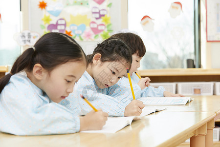 幼儿园小朋友学习写字图片