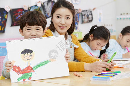 幼儿园老师教小朋友画画图片