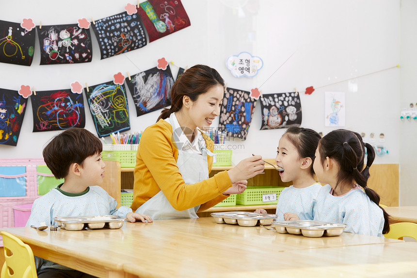 幼儿园老师鼓励小朋友吃饭图片