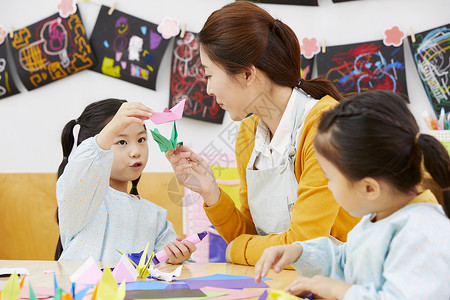 幼儿园老师教小朋友做手工伙伴高清图片素材