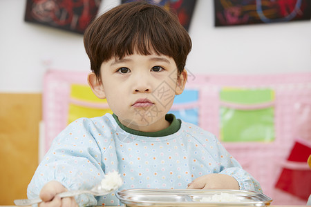 幼儿园小朋友吃饭背景图片