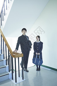 日式制服的学生在楼梯间聊天青春高清图片素材