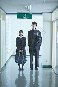 日本学生在走廊聊天小学生高清图片素材