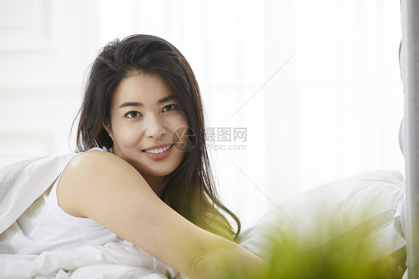 卧室里休息的年轻女子图片