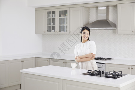 厨房里家庭主妇的形象图片