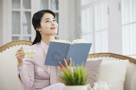 居家阅读的青年女子图片