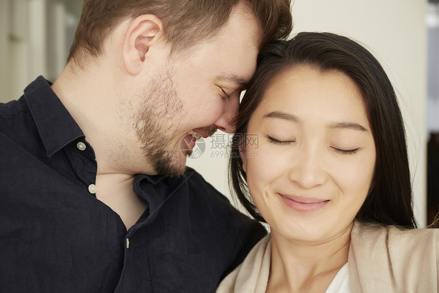 幸福甜蜜的夫妇图片