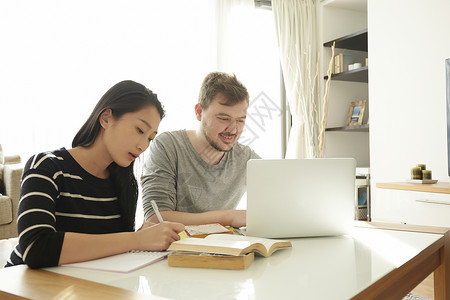 与外国讲师学习英语会话的女人图片