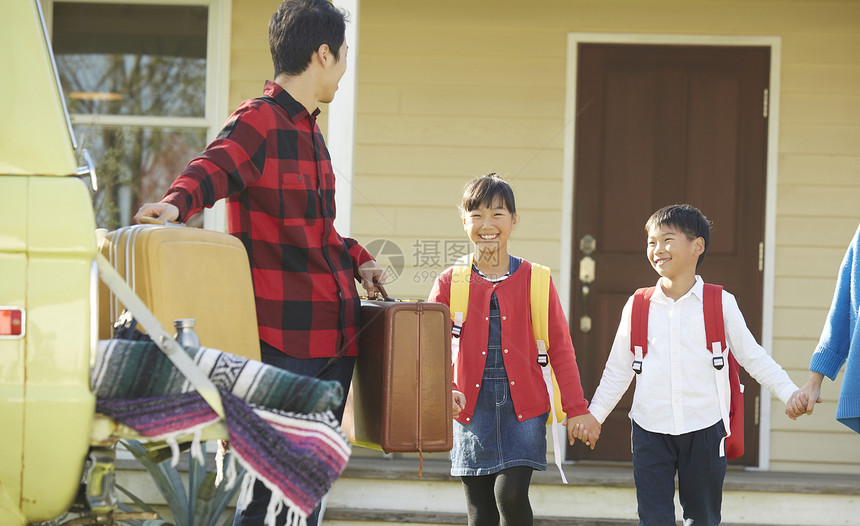 小姑娘住宅的亲密出去的家庭图片