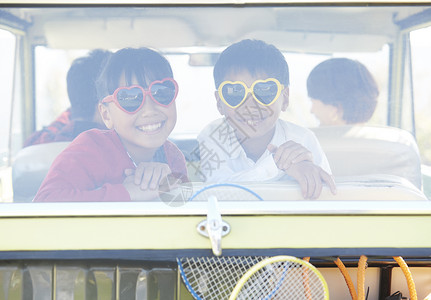 车窗里的可爱孩子笑脸高清图片素材