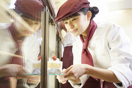 文稿空间餐厅男做兼职工作的妇女在蛋糕商店图片
