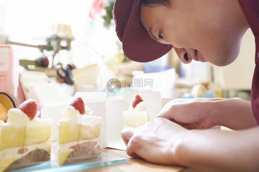 制服甜品户内在蛋糕店工作的人图片