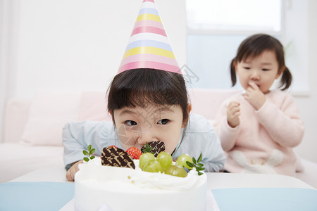 吃生日蛋糕的小孩图片