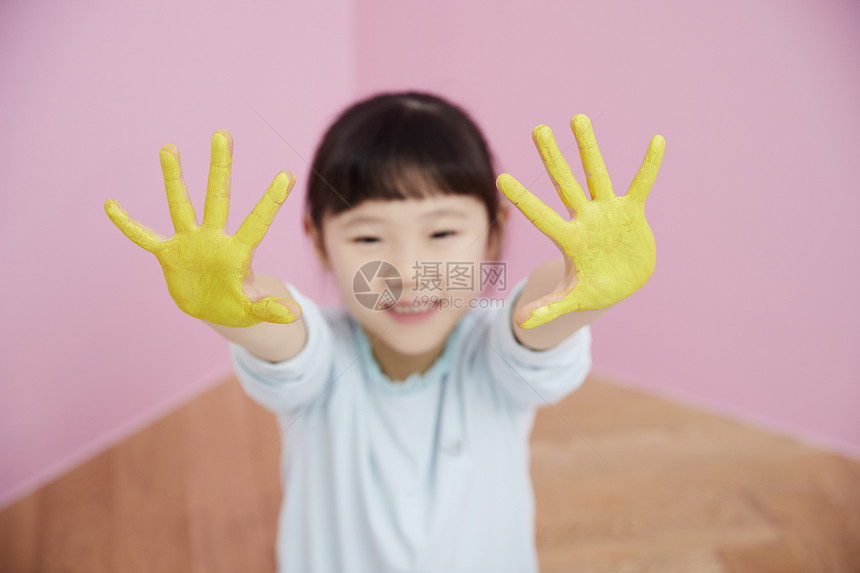 小女孩涂满颜料的双手图片