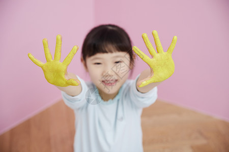 小女孩涂满颜料的双手图片