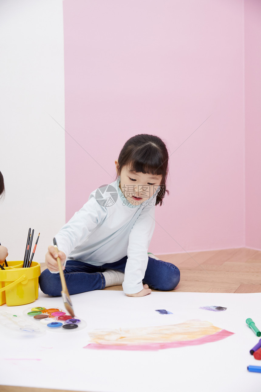 居家画画的小女孩图片
