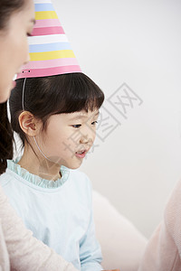 戴生日帽的小女孩帽子高清图片素材