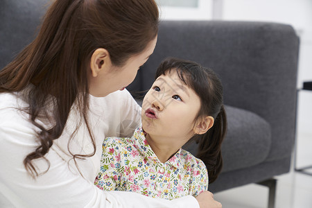 妈妈和女儿一起在沙发旁聊天图片