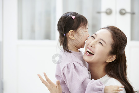 幸福的妈妈和女儿快乐高清图片素材