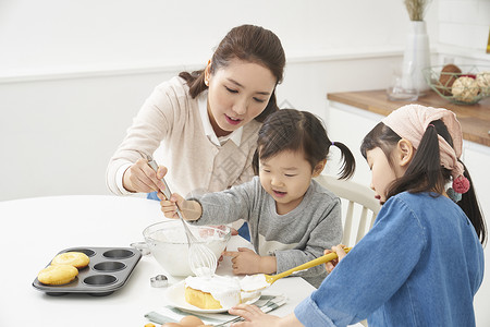 母亲和女儿一起烹饪图片