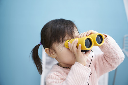 小女孩玩望远镜背景图片