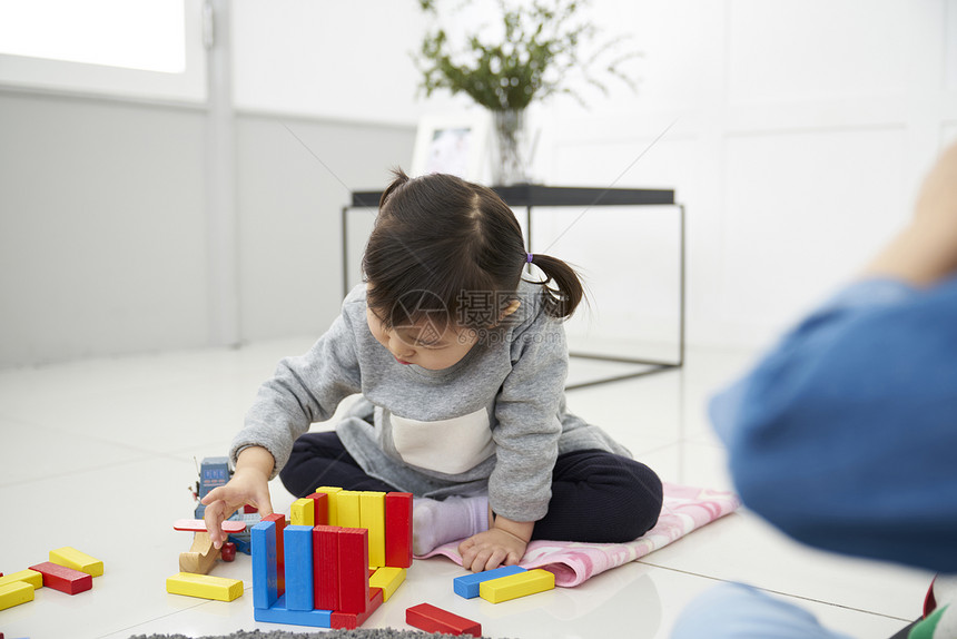 住房生活的儿童玩积木图片