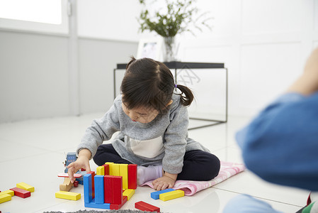 住房生活的儿童玩积木背景图片