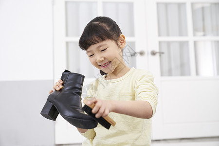 小女孩清洁皮鞋图片