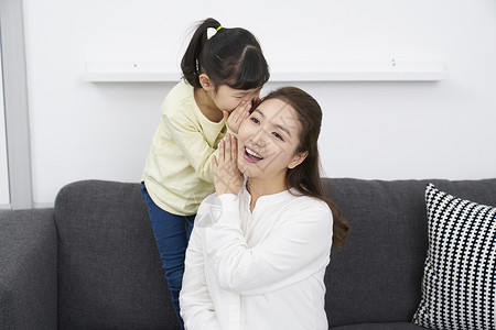 母女一家人嬉戏打闹图片