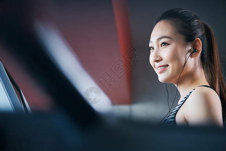 健身房跑步机的女人图片