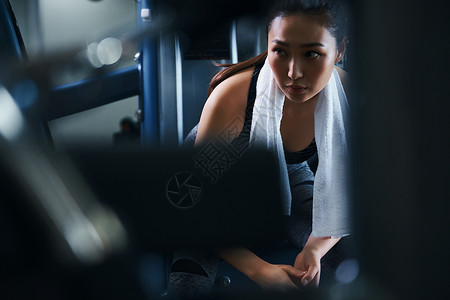 健身馆亚洲马尾巴健身房健身房训练机女人背景图片