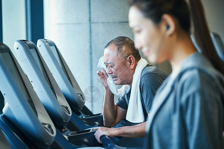 中年男性健身房跑步劳累图片