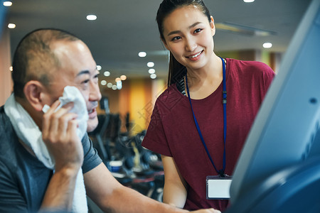 健身房协助老人做运动的教练图片