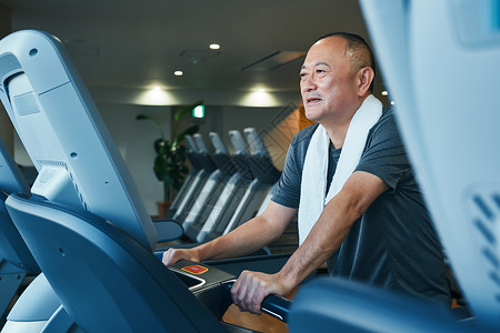健身房跑步机上的老人图片