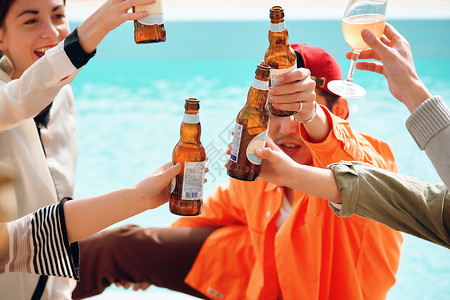 海岸边聚会派对的青年男女喝酒图片