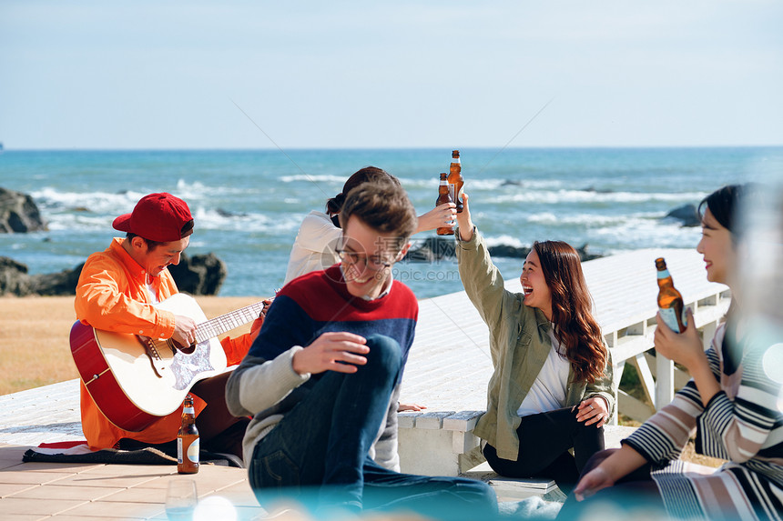 在海边举办派对的年轻人图片
