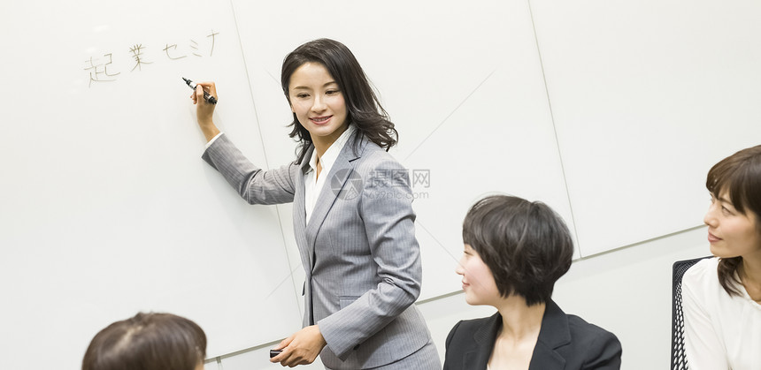 会议书写白板简报的职场白领女性图片