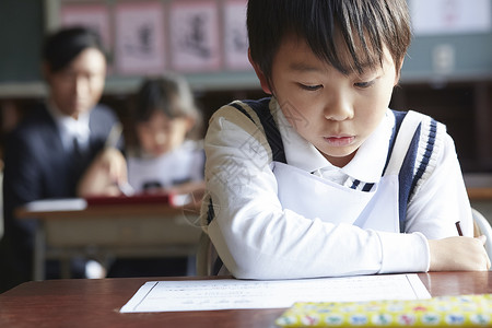 认真学习的儿童图片