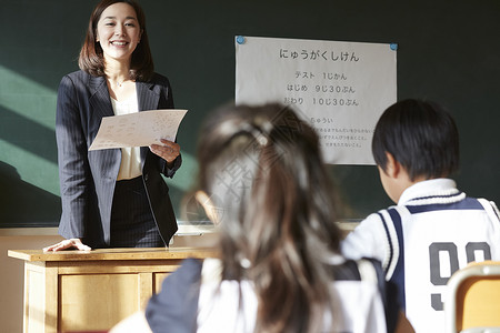 认真学习的儿童图片