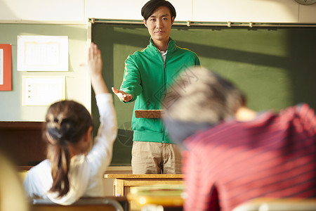 老师教学学生举手回答问题图片