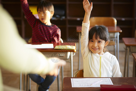 学校课堂上举手的儿童图片