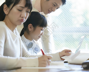 假期快递通知用笔记本电脑的女孩和父母一起学习背景