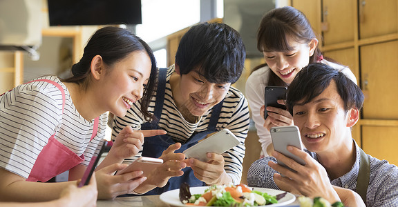 拍摄食物的年轻人图片